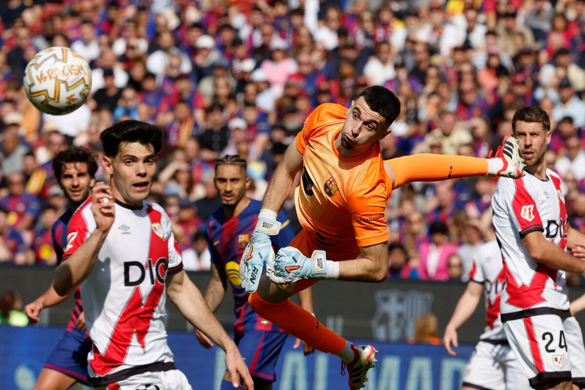 Barcelona narrowly defeats Rayo Vallecano