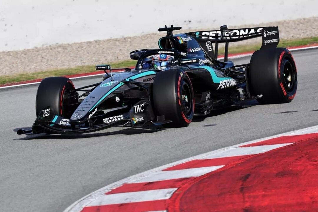 F1 Tests in Barcelona: Mercedes Leads, Aston Martin Debuts