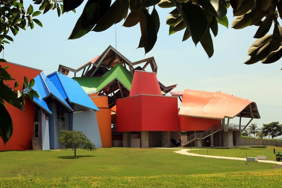 Frank Gehry and his masterpiece: the Guggenheim Museum in Bilbao