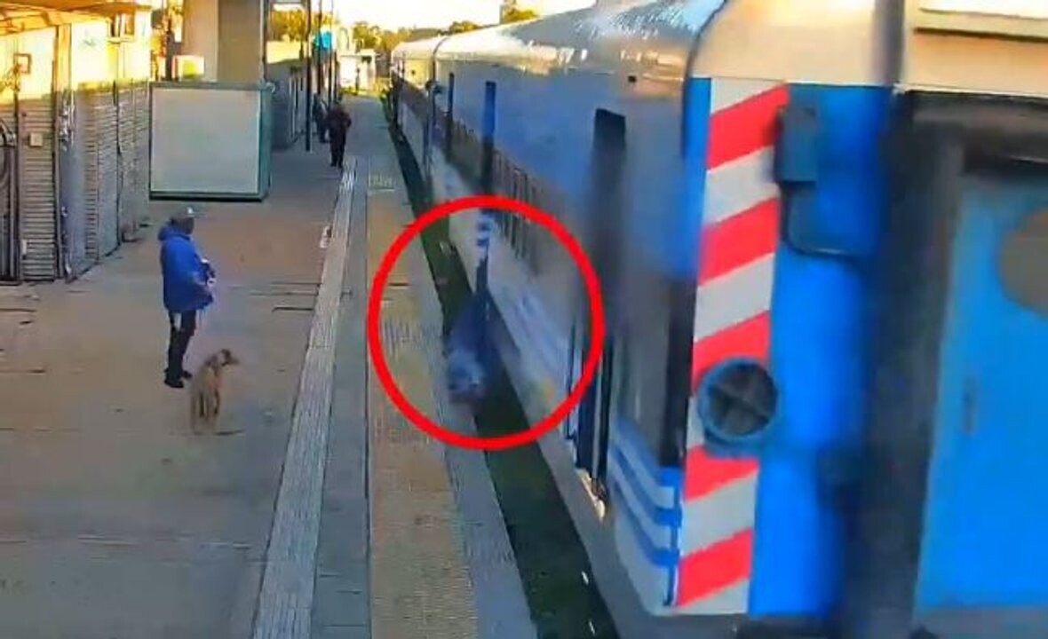 Женщина пострадала при попытке сесть на движущийся поезд