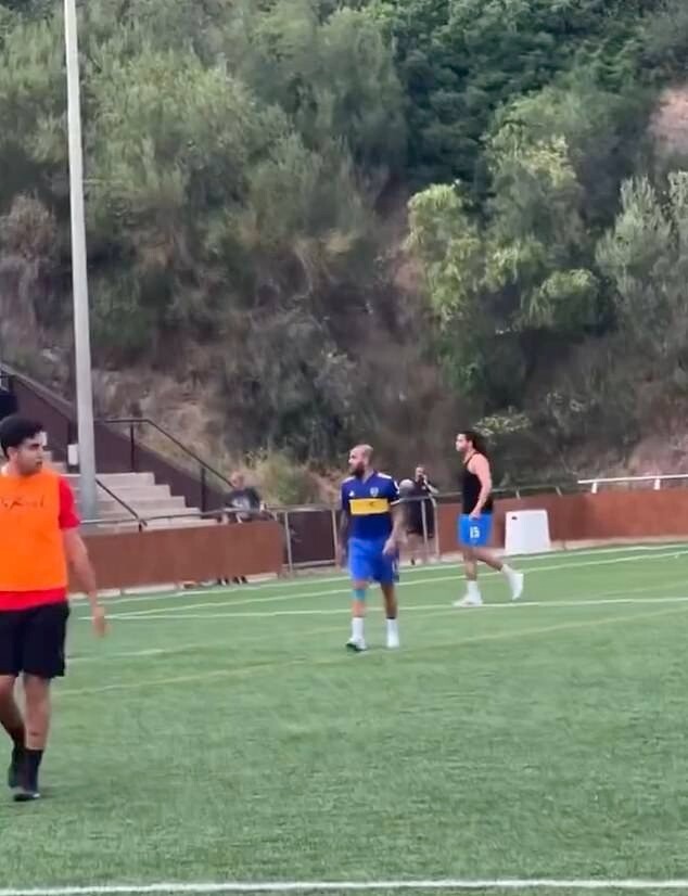 Дани Алвес играет в футбол после выхода под залог