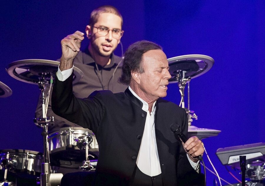 Julio Iglesias publishes private messages to defend his innocence
