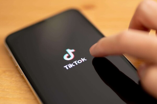 TikTok разрабатывает новую функцию для клонирования голосов с помощью искусственного интеллекта