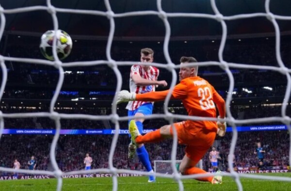 Atlético Madrid Reaches Champions League Round of 16 Thanks to Sorloth's Hat-trick