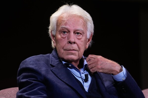 Former Spanish PM Felipe González Announces Blank Vote