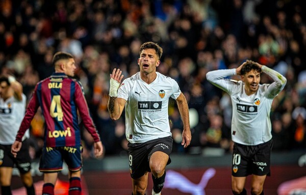 Valencia beats Levante with Argentine starter