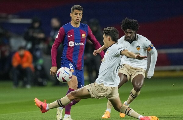 Joao Cancelo Signs Contract with FC Barcelona