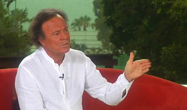 Julio Iglesias sues Spain's Vice President