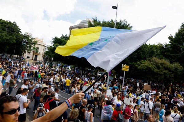 Протесты против незаконной иммиграции в Санта-Крус-де-Тенерифе