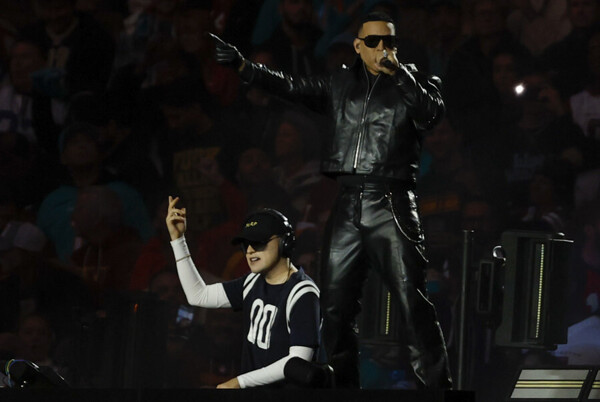 Bizarrap and Daddy Yankee rock the Bernabéu at the NFL party