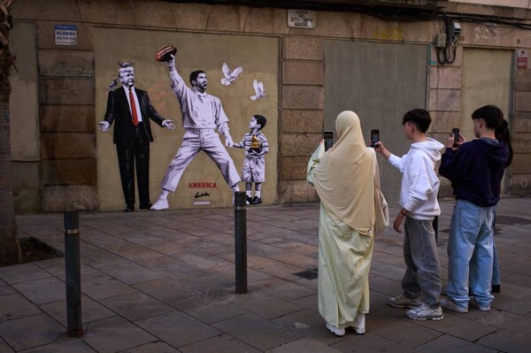Tourists Flock to Trump Mural in Barcelona
