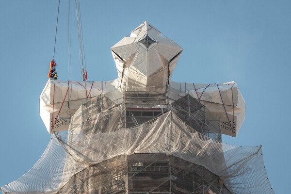 Sagrada Família Installs Final Cross on Jesus Christ Tower