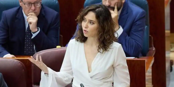 Айусо насмехается над 'телевангелистским' тоном Лобато и обвиняет его в сообщничестве с Санчесом