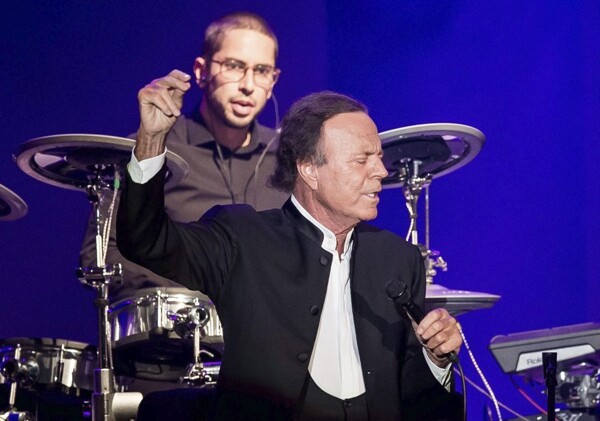 Julio Iglesias publishes private messages to defend his innocence
