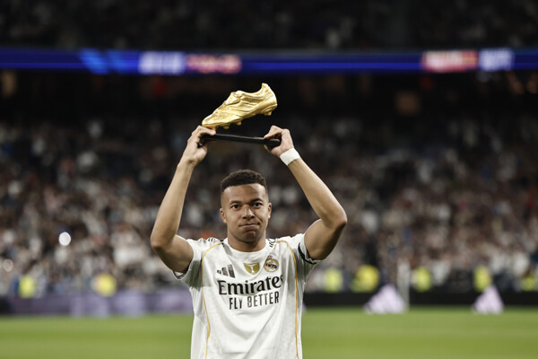 Mbappé presents Golden Boot to Real Madrid fans
