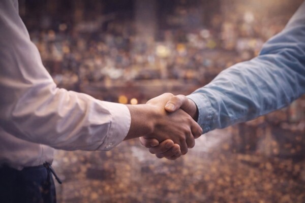 The Correct Greeting in Spanish: 'buen día' or 'buenos días'?