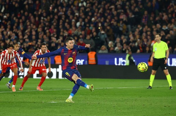 Lewandowski faces criticism after missed penalty