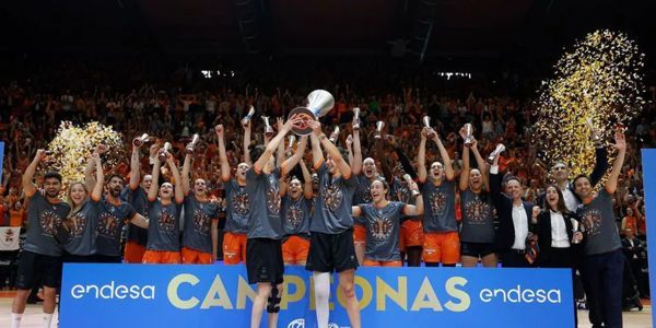 Валенсия отмечает победу Valencia Basket и Трасладо де ла Вирхен