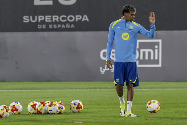 Yamal Confirms Recovery and Trains with the Team