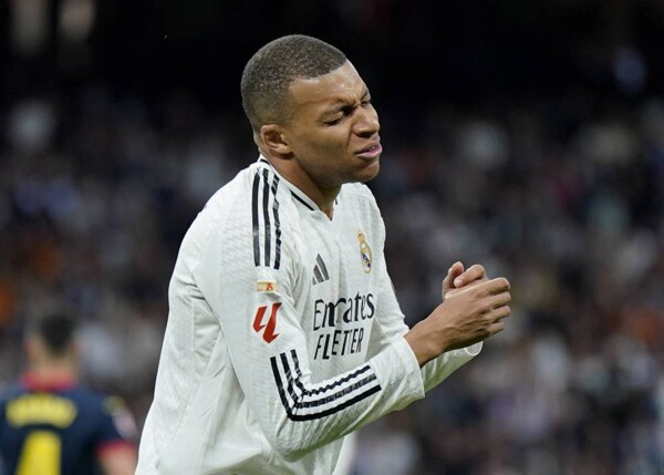 Diagnosis of Complications for Mbappé After Injuries